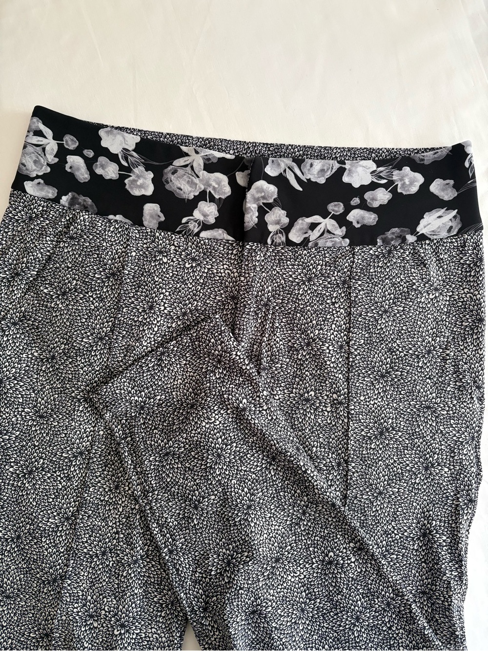 Lululemon Departure Pant Plush Petal Black Ghost Floral Crop Trouser Size 8